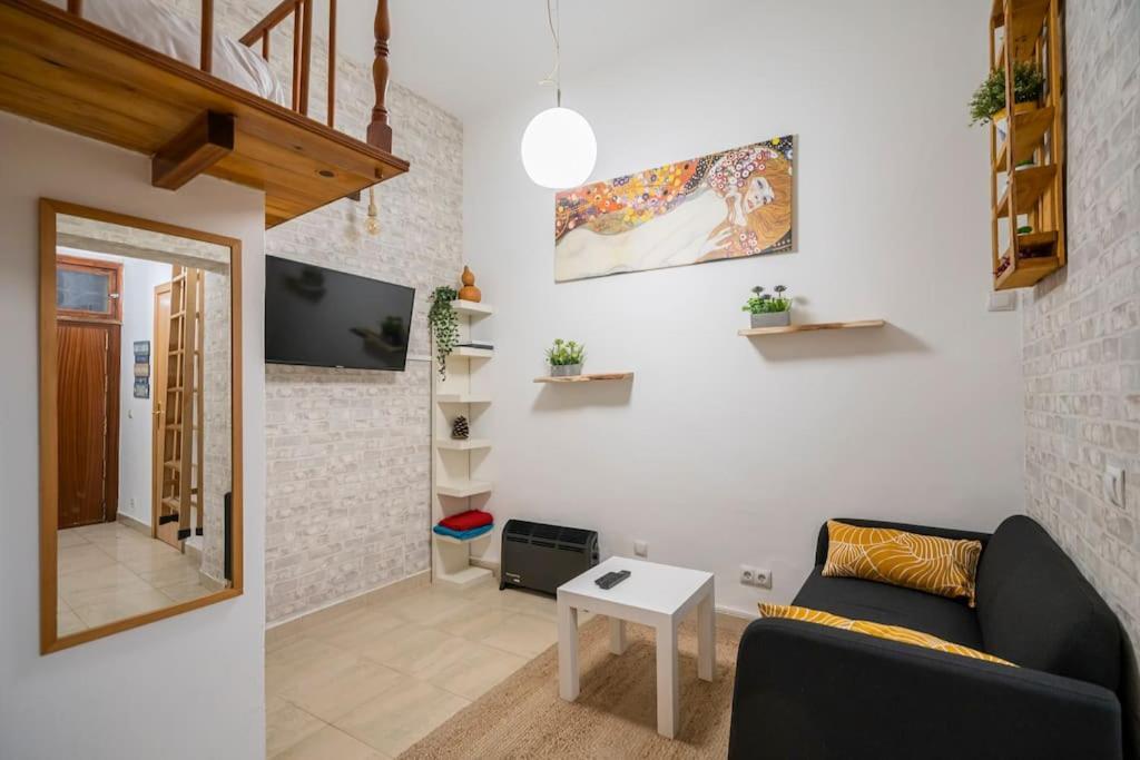 Near Embajadores And Atocha Apartamento *